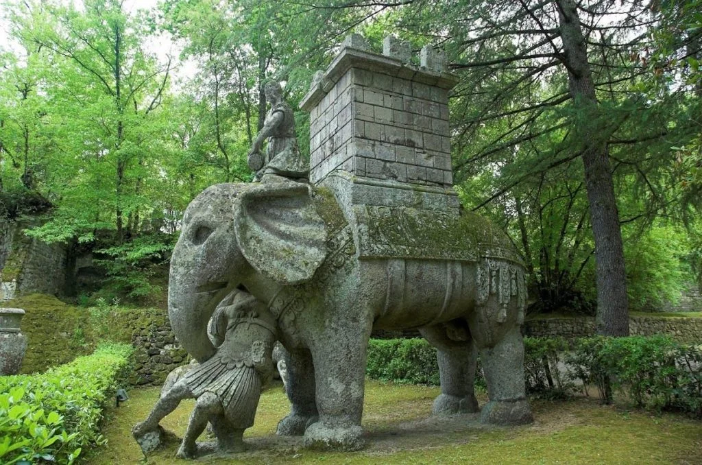 Scultura all'interno del parco