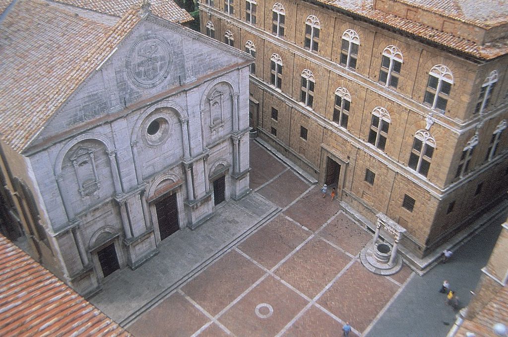 Piazza Pio II e la Cattedrale di Santa Maria Assunta